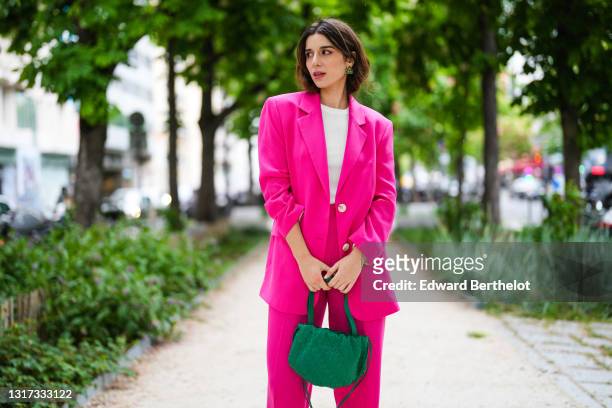 Ketevan Giorgadze @katie.one wears a green The bulb woven leather bag from Bottega Veneta, a white tank top from Zara, a neon color loose-fitting...