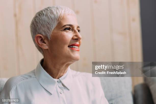 ritratto di donna anziana sorridente con capelli grigi corti - elfo pixie foto e immagini stock