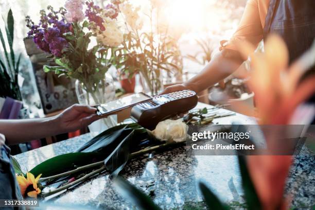 no wallet, no problem - pos machine stock pictures, royalty-free photos & images