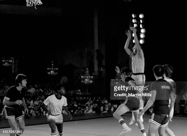 Former NBA player Billy Cunningham shoots over NBA player of the Houston Rockets Rick Barry as American actor LeVar Burton, American actor Kent...