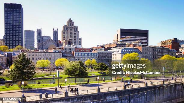 vieux puerto de montreal y horizonte del centro con muelle de paseo marítimo en un claro día de primavera de mayo - montréal fotografías e imágenes de stock