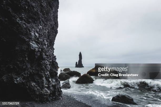 seascape of reynisdrangar sea stacks, vik iceland - paysage volcanique photos et images de collection