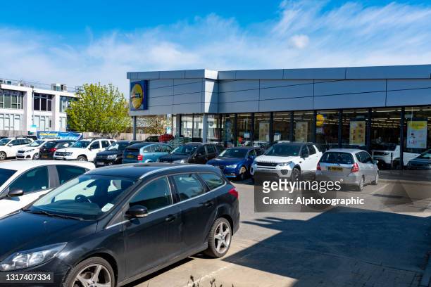 セブンオークスのリドル駐車場 - lidl ストックフォトと画像