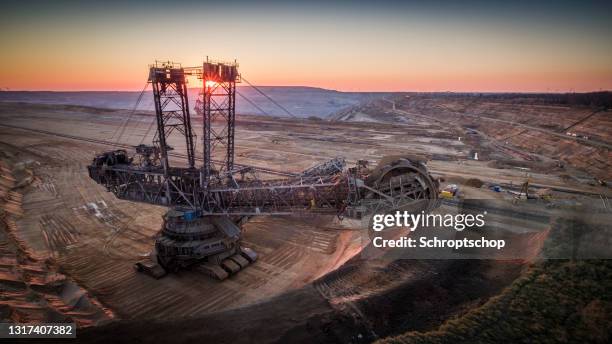 aerial: braunkohletagebau mit riesenschaufelndem radbagger - kohle stock-fotos und bilder