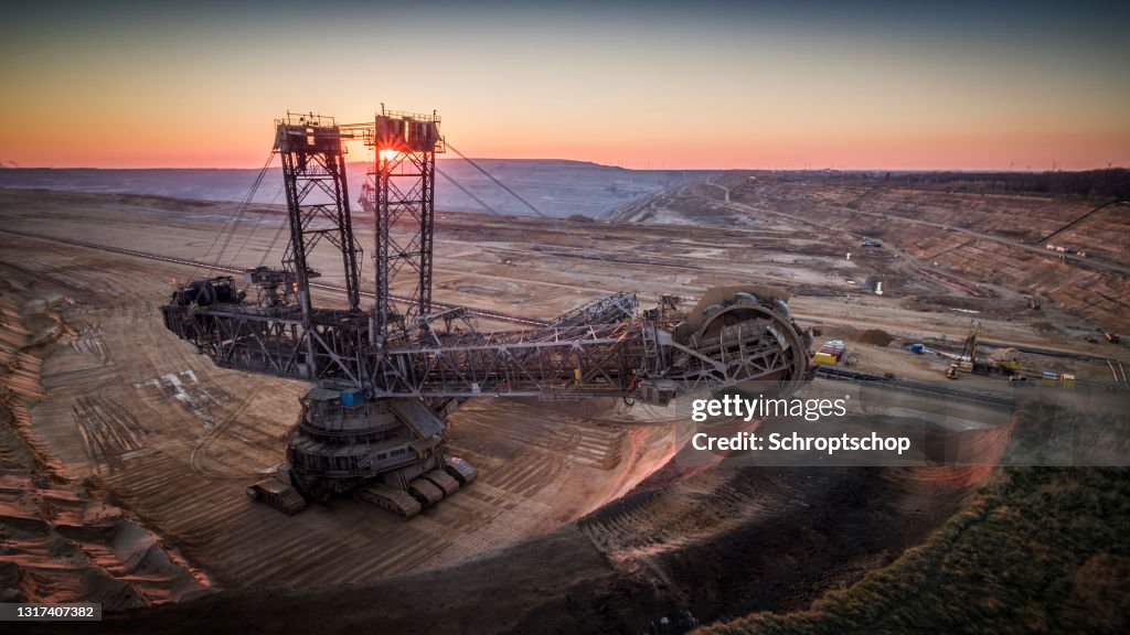 ANTENNE: Bruinkooloppervlakmijn met gigantische emmerwielgraafmachine