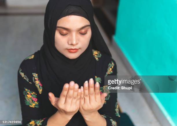 de mooie moslimvrouw bidt thuis. ramadan namaz tijd. - salah islamic prayer stockfoto's en -beelden