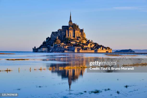 france, normandy, manche department, bay of mont saint-michel - alta marea foto e immagini stock