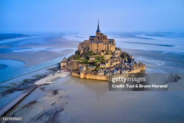 france, normandy, manche department, bay of mont saint-michel - alta marea foto e immagini stock