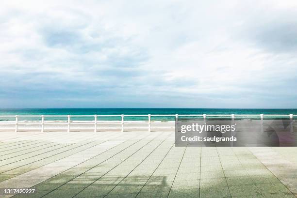 san lorenzo beach in gijón - promenade stock-fotos und bilder