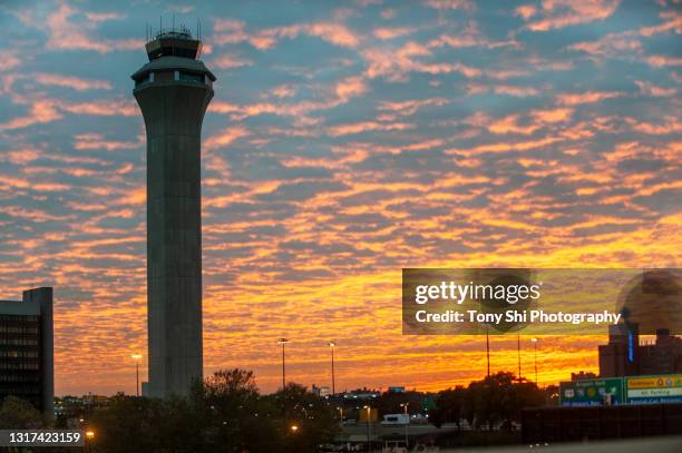 airport traffic control tower, newark international airport, sunset, newark new jersey usa - internationaler flughafen newark liberty stock-fotos und bilder
