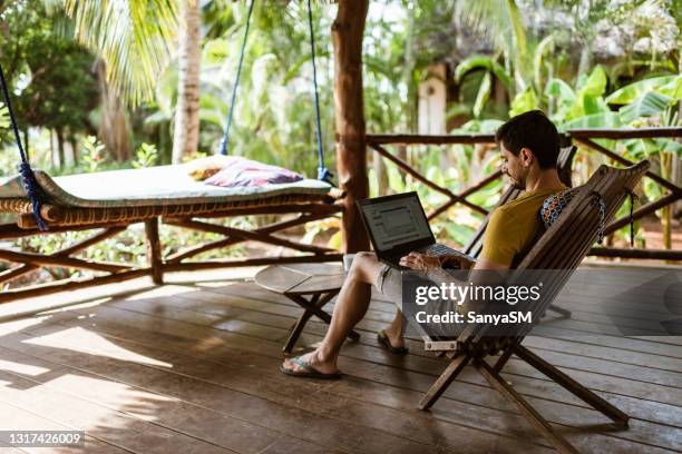 jovem trabalhando em um computador ao ar livre - idílico - fotografias e filmes do acervo