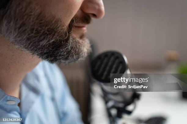 nahaufnahme des nicht wiederzuerkennenden podcasters - microphone mouth stock-fotos und bilder