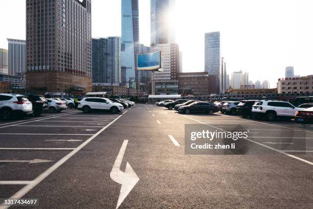 parking lot in the city center at sunset - cars in parking lot stockfoto's en -beelden