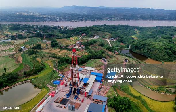 aerial photography of shale gas drilling rig standing along the yangtze river，china - gas de esquisto fotografías e imágenes de stock