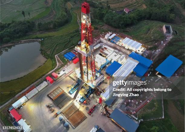 aerial photography of shale gas drilling rig standing along the yangtze river，china - fraccen stockfoto's en -beelden