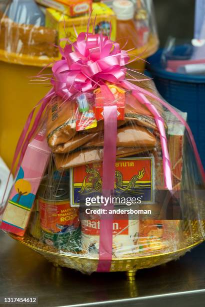 offergave voor boeddhisme in thailand - religious offering stockfoto's en -beelden