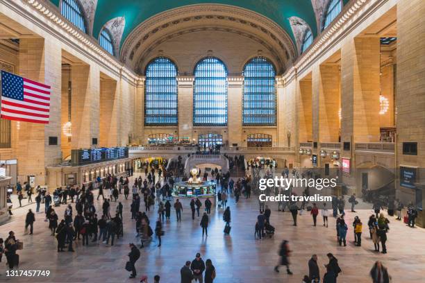 peatones turísticos multitud caminar en el tren grand central de nueva york y la estación de metro viajan concepto de estilo de vida americano - grand central terminal fotografías e imágenes de stock