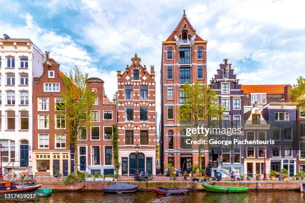 beautiful architecture in amsterdam - estrecho descripción física fotografías e imágenes de stock