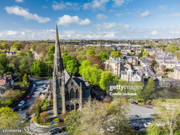 lucht mening van een kerkgebouw en woonhuisvesting in het stadscentrum van harrogate, noord-yorkshire, engeland. genomen met klasse a1 drone. - harrogate stockfoto's en -beelden