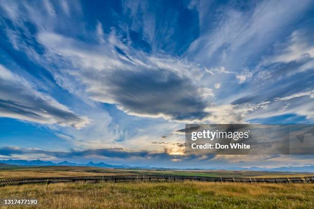 alberta kanada landschaft - alberta farm scene stock-fotos und bilder