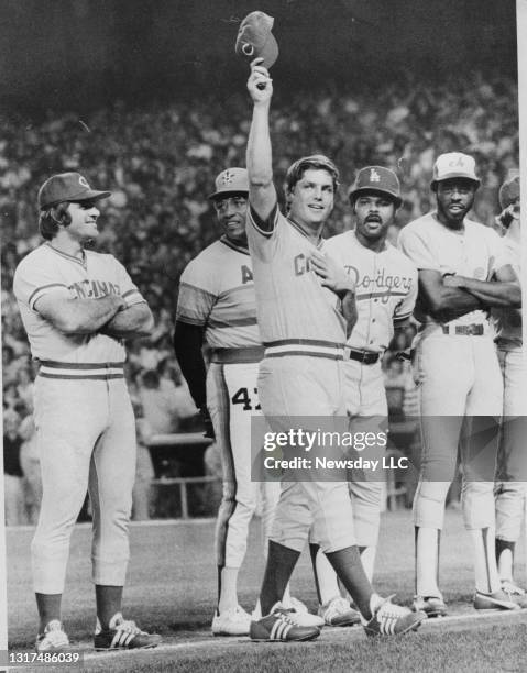 Former Mets pitcher Tom Seaver, now with the Cincinnati Reds, acknowledges a standing ovation before the game at Yankee Stadium in the Bronx on July...