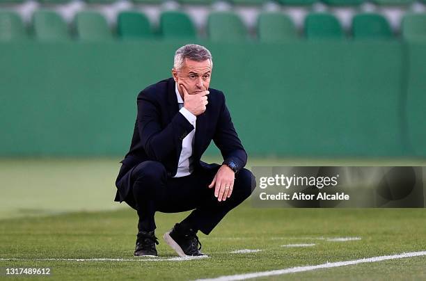 Fran Escriba, Head Coach of Elche CF reacts during the La Liga Santander match between Elche CF and Deportivo Alavés at Estadio Martinez Valero on...