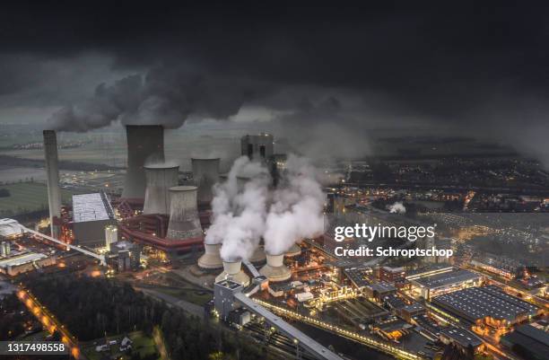 centrale elettrica di lignite - vista aerea - gas di scarico foto e immagini stock