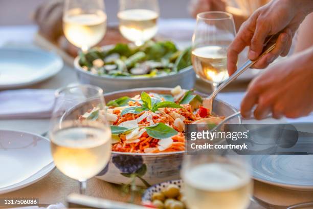 nahaufnahme von servieren spaghetti bolognese auf einem tisch bei sonnenuntergang. - food and wine stock-fotos und bilder