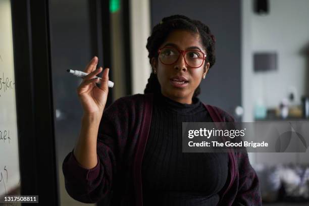 businesswoman presenting ideas during meeting - candid office stockfoto's en -beelden