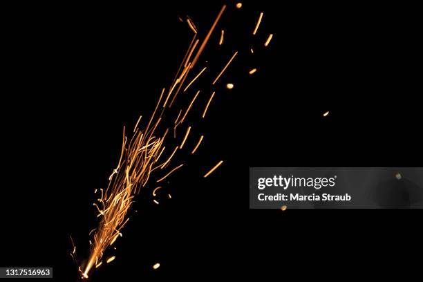 abstract vibrant red sparks against a black background - vonk stockfoto's en -beelden