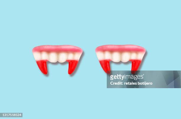 gummy vampire fangs teeth - hoektand stockfoto's en -beelden