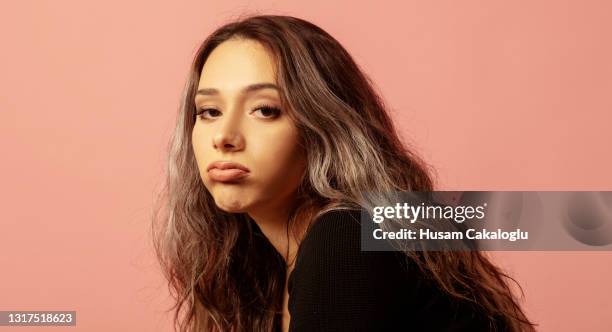 porträt von grauen haaren gelangweilt frau vorderseite von rosa hintergrund. - desinteresse stock-fotos und bilder