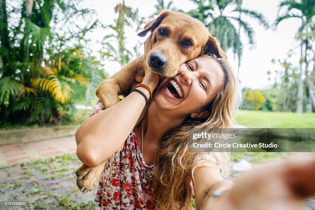 Junge Frau macht Selfie mit ihrem Hund