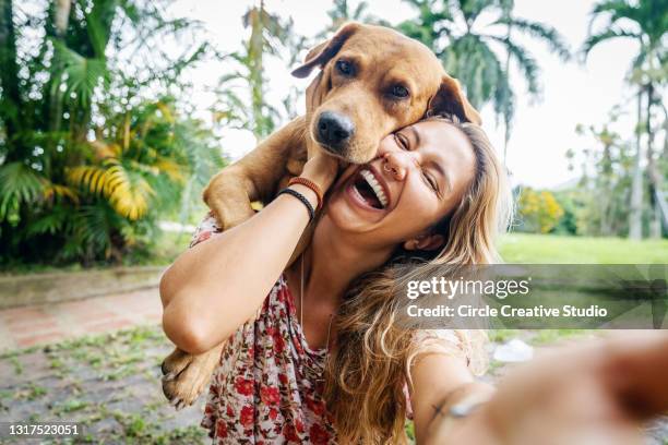 la jeune femme prend le selfie avec son crabot - pet owner stock photos et images de collection