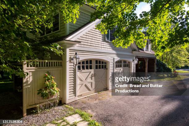 driveway and garage in suburban neighborhood - manchester vermont stockfoto's en -beelden