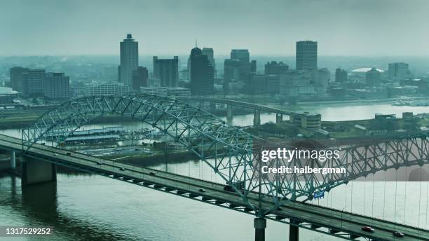 i-40 bridge crossing mississippi mit mud island park und downtown memphis skyline - aerial - memphis tennessee stock-fotos und bilder