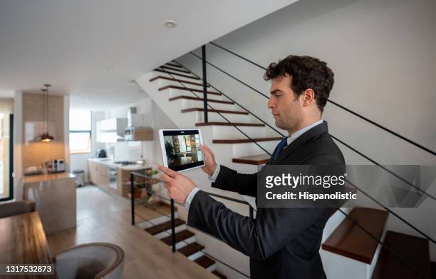 agente immobiliare che fa un tour virtuale di una casa - esplorazione foto e immagini stock