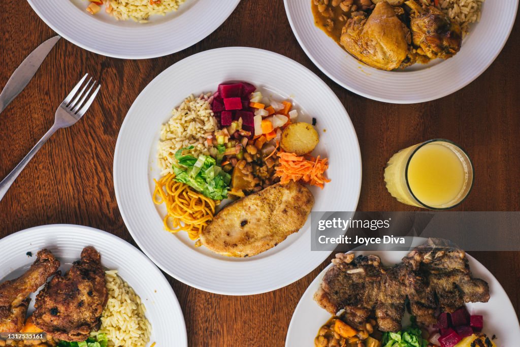 Tabelle voller Essen für Familien-Top-Ansicht