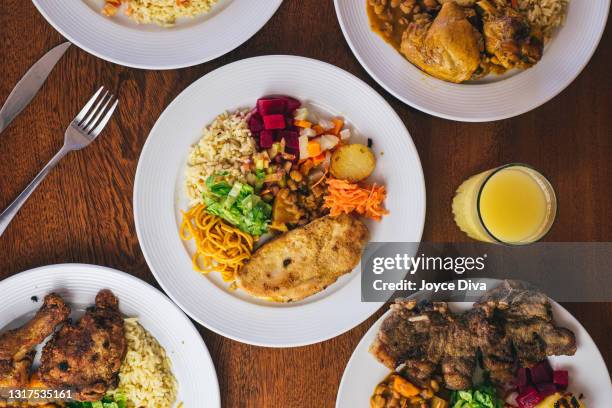 tabelle voller essen für familien-top-ansicht - mahlzeit stock-fotos und bilder