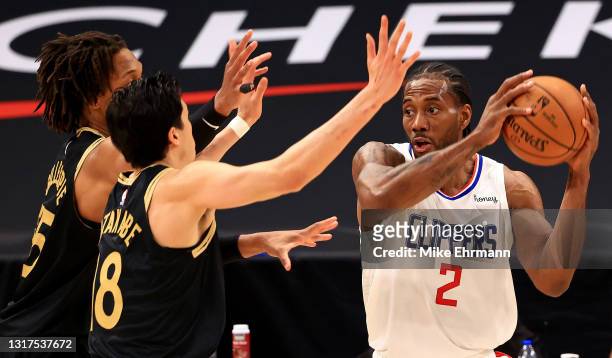 Kawhi Leonard of the LA Clippers looks to pass during a game against the Toronto Raptors at Amalie Arena on May 11, 2021 in Tampa, Florida. NOTE TO...
