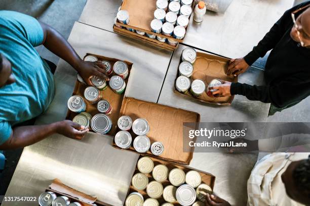 community care bei der lokalen food bank - lebensmittelspende stock-fotos und bilder