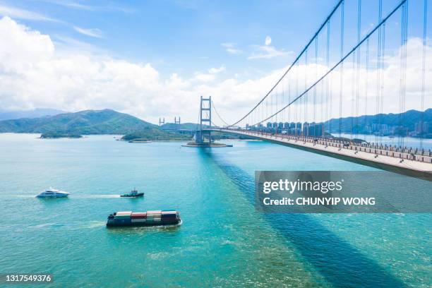 drohnenansicht der tsing ma bridge, hängebrücke im westen hongkongs - tsing ma bridge stock-fotos und bilder