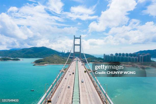 drohnenansicht der tsing ma bridge, hängebrücke im westen hongkongs - tsing ma bridge stock-fotos und bilder