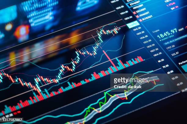 grafici di trading su un display - finanza foto e immagini stock