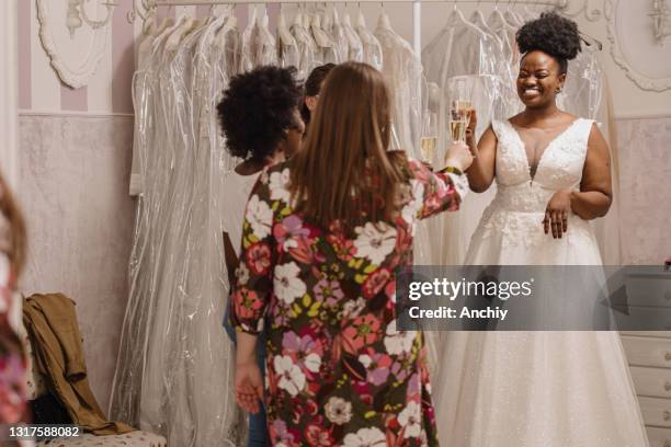 braut toasten champagner mit freunden in braut boutique - hochzeitskleid stock-fotos und bilder