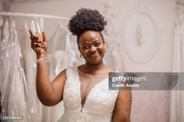 champagne de grillage de mariée avec des amis dans la boutique nuptiale - robe de mariée photos et images de collection