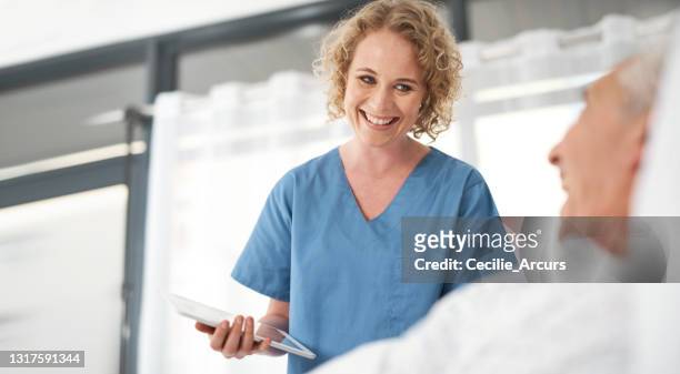schuss einer ärztin beim einchecken eines ihrer älteren männlichen patienten im krankenhaus - nurse with old male patient home care stock-fotos und bilder