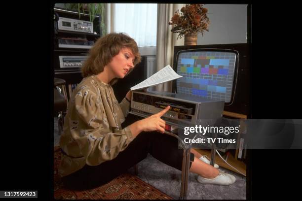 Television presenter Anne Diamond operating a VCR, circa 1984.