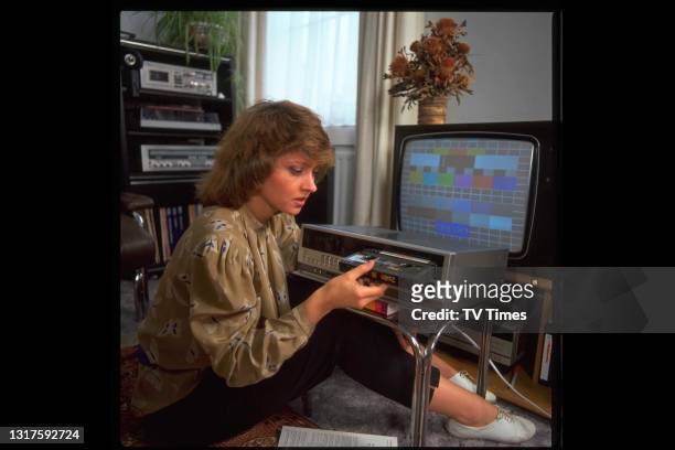 Television presenter Anne Diamond operating a VCR, circa 1984.