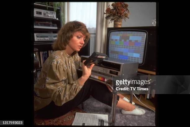 Television presenter Anne Diamond operating a VCR, circa 1984.